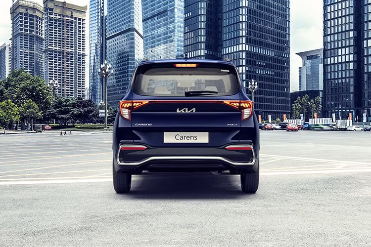Tiếp đến là bộ vành hợp kim 16 inch với thiết kế 5 chấu kép, sơn 2 màu thể thao, nẹp màu đen bao quanh hốc bánh theo phong cách SUV, đèn hậu LED vắt ngang đuôi xe và cửa cốp có thiết kế thẳng đứng.