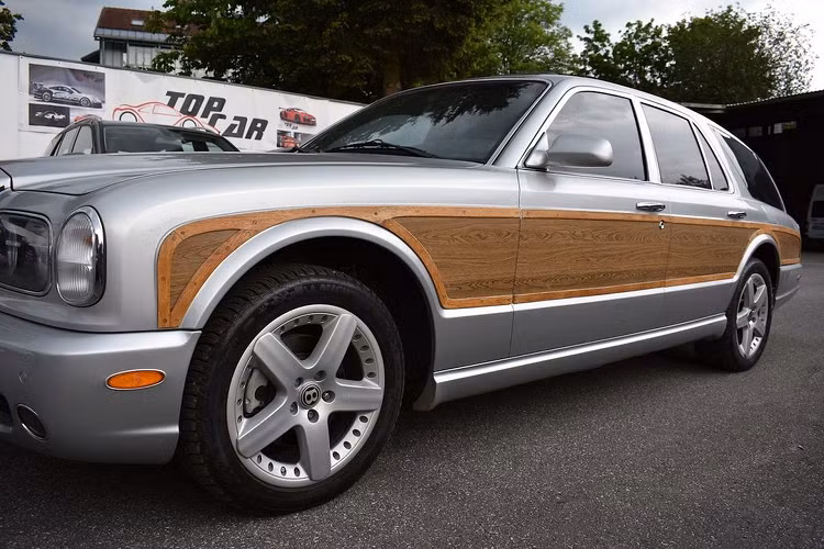 Trong quá khứ, chủ sở hữu chiếc xe Bentley Arnage Wagon thân ốp gỗ này đã phải bỏ ra tổng số tiền khoảng 908.869 Euro để nâng cấp xe nên chính vì vậy mà đây chính là mức giá khá hời cho ai mua chiếc xe này ở thời điểm hiện tại.