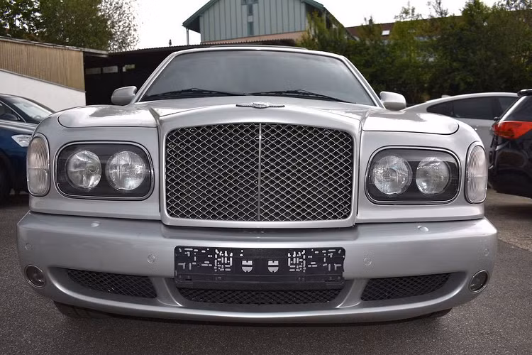 Sau gần 20 năm kể từ khi xuất xưởng, chiếc Bentley Arnage Wagon đời 2003 này mới chỉ lăn bánh vỏn vẹn 39.000 km. Chiếc xe rời nhà máy như một chiếc Arnage thông thường nhưng sau đó đã được một người thừa kế công nghiệp người Ý mua lại với mục tiêu nâng cấp.
