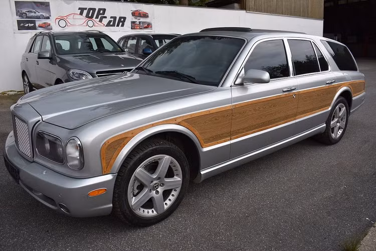 Mỗi khi xuất hiện, những chiếc Bentley luôn gây ấn tượng với người nhìn bởi thiết kế sang trọng vượt thời gian. Vừa qua, một chiếc Bentley Arnage Wagon độc đáo đời 2003 đã được “tìm chủ sở hữu mới” với mức giá 129.000 Euro (khoảng hơn 3 tỷ đồng).