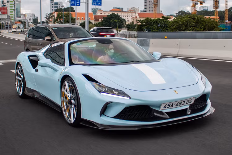 Mẫu siêu xe Ferari F8 Spider sở hữu ngôn ngữ thiết kế "S-Duct" với họng hút gió trước lấy cảm hứng từ xe đua F1, giúp tăng thêm 15% lực ép xuống mặt đường so với mẫu xe tiền nhiệm. Mức giá xe Ferari F8 Spider khoảng hơn 20 tỷ đồng khi mới về Việt Nam.