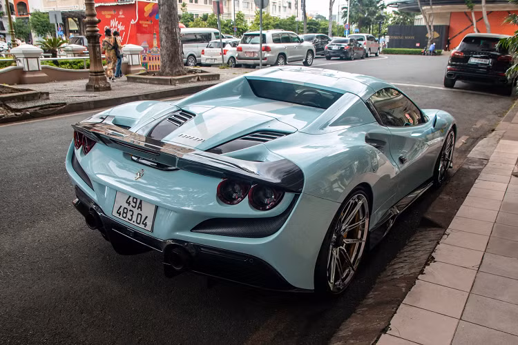 So với lần xuất hiện trước, ngoại thất của siêu xe Ferrari F8 Spider đã được dán lại decal màu xanh dương nhạt, đi kèm với sọc kẻ màu trắng kéo dài từ nắp ca-pô ra phía sau. Nguyên bản, xe có màu sơn vàng Giallo Modena.