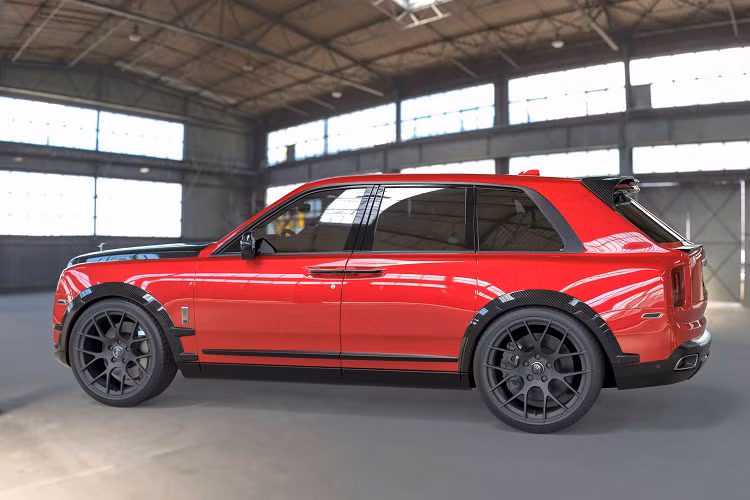 Rolls-Royce Cullinan độ DMC mang tên Emperor sở hữu một diện mạo nổi bật hơn so với những gói độ từ các thương hiệu khác. Mẫu xe sở hữu hàng loạt các chi tiết trên xe bằng sợi carbon nổi bật tạo điểm nhấn cho phần đầu xe.