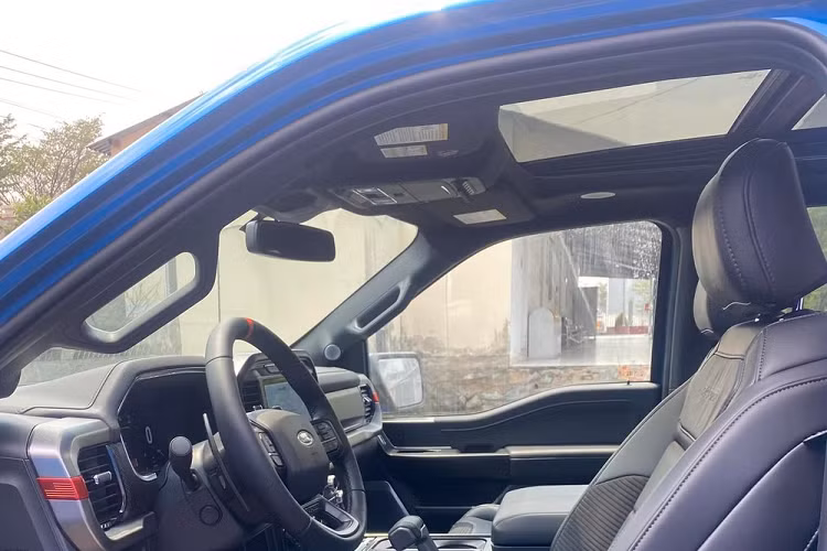 Ford F-150 Raptor thuộc thế hệ mới nên có ngoại hình rất khác biệt so với hàng chục xe Ford F-150 Raptor đang lăn bánh tại dải đất hình chữ S này. Đầu tiên chính là việc nắp ca-pô hoàn toàn mới có thêm những đường gân thể thao và khe gió tản nhiệt mới, ngoài ra, Ford F-150 Raptor thế hệ thứ 3 mới về nước còn có đèn pha mới, lưới tản nhiệt sơn màu đen và cửa thùng sau cải tiến.