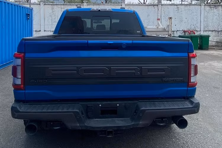 Mới đây nhất, để phục vụ các nhà giàu Việt yêu thích dòng siêu bán tải Ford F-150 Raptor, các công ty nhập khẩu tư nhân đã mang về nước những chiếc xe Ford phiên bản F-150 Raptor thế hệ hoàn toàn mới và hứa hẹn sẽ tạo nên 1 cơn sốt tiếp theo cho thị trường xe bán tải hạng nặng.