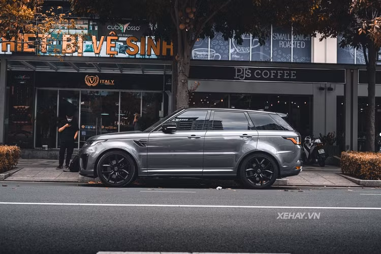 Tuy nhiên, chiếc Range Rover Sport SVR hạng sang trong bài có thêm nhiều chi tiết sợi carbon quanh thân xe, ví dụ như hốc gió trước, hốc gió bên hông, nắp ca-pô, nẹp sau cốp xe...