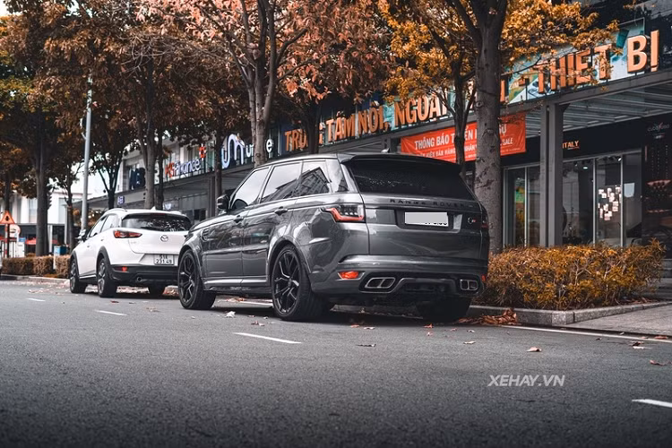 Đối thủ mà mẫu xe này nhắm Porsche Cayenne Turbo S. Chiếc xe trong bài được nhập khẩu về Việt Nam thông qua đại lý tư nhân, giá xe Range Rover Sport SVR đồn đoán khoảng 13 tỷ đồng.