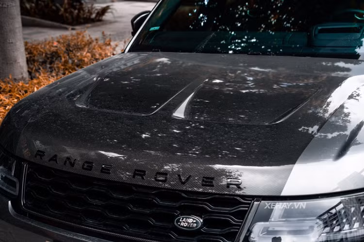 Range Rover Sport SVR là một trong những phiên bản SUV hiệu suất cao của dòng xe Range Rover và là "tác phẩm" đầu tay của đội ngũ Land Rover Bespoke Special Operation.