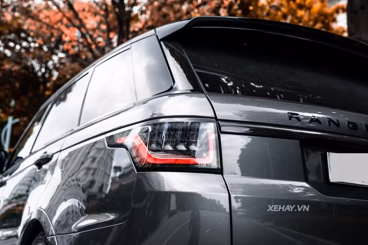 Điểm nổi bật nhất của Range Rover Sport SVR chính là khối động cơ siêu nạp V8 5.0L cho công suất tối đa 575 mã lực và mô-men xoắn cực đại 700 Nm.