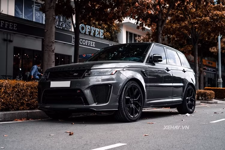 So với phiên bản Range Rover Sport thông thường, phần đầu xe của bản SRV hầm hố hơn nhờ các hốc gió lớn, cản trước tinh chỉnh lại thể thao và bắt mắt hơn, nắp ca-pô có hốc gió lớn, phối 2 màu cùng hệ thống ống xả kép hình thang đối xứng 2 bên