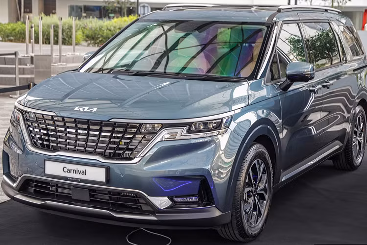 So với Việt Nam, Kia Carnival 2022 lắp ráp Malaysia có giá bán rẻ hơn trên các phiên bản cao cấp, trong khi phiên bản tiêu chuẩn lại có giá bán cao hơn. Tuy nhiên, thị trường Malaysia không bán ra phiên bản máy xăng 3.5L. Về thiết kế bên ngoài, mẫu xe ra mắt tại Malaysia cũng có thiết kế SUV đô thị như mẫu xe tại Việt Nam.