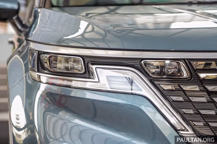 So với phiên bản CBU 11 chỗ ngồi, Kia Carnival 2022 lắp ráp tại Malaysia sẽ có không gian bên trong rộng hơn đáng kể nhờ loại bỏ hàng ghế cuối cùng. Nhờ đó, dung tích khoang hành lý của Kia Carnival CKD tại Malaysia tăng lên mức 627 lít. Khi gập hàng ghế thứ ba và tháo rời hàng ghế thứ hai, dung tích khoang hành lý có thể mở rộng lên đến 2.785 lít. 