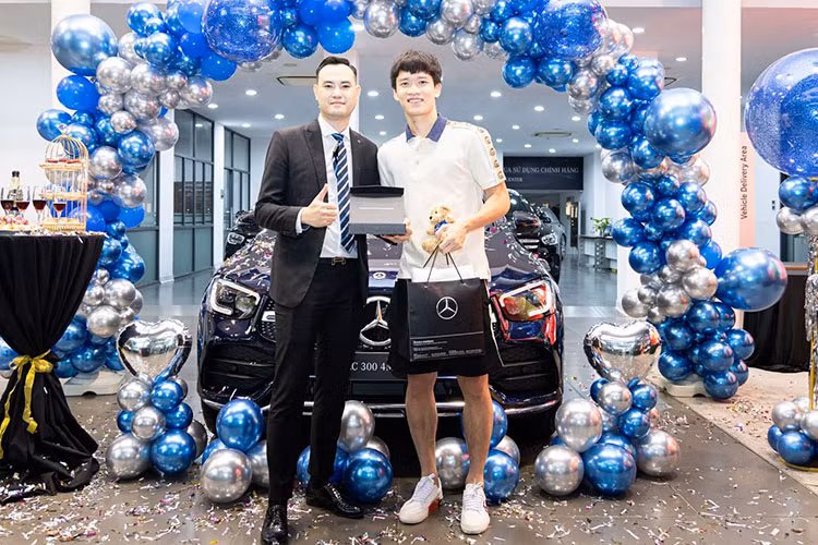 Chiếc xe Mercedes-Benz GLC 300 của Hoàng Đức có ngoại thất sơn màu xanh Cavansite, hiện chưa rõ tiền vệ của đội tuyển bóng đá quốc gia Việt Nam đã chi ra bao nhiêu tiền để sở hữu xe, chỉ biết rằng, giá xe Mercedes-Benz GLC 300 4Matic chính hãng từ 2,56 tỷ đồng.