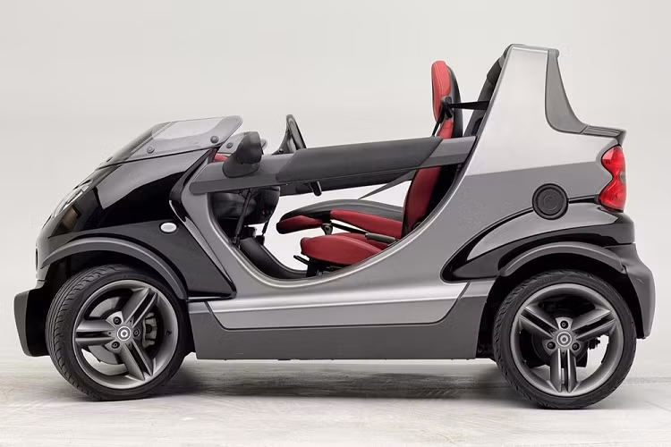 Một trong những điều đáng lưu ý đầu tiên về Smart Crossblade kỳ lạ đó là nó không phải một chiếc xe ôtô có tính thực tiễn cao. Thực lòng mà nói, nó có lẽ còn thiếu thực tiễn hơn cả những siêu xe hiện đại, và không tin thì bạn cứ nhìn vào các “cánh cửa” của nó mà xem. Thay vì một cánh cửa thông thường, Crossblade có thanh cửa ở hai bên, và chúng mở lên phía trên giống như cửa xe Lamborghini.