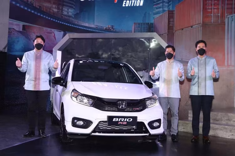 Mới đây, Honda đã vén màn phiên bản đặc biệt mới của dòng xe đô thị Brio ở thị trường Indonesia. Được gọi bằng cái tên Urbanite Edition, phiên bản đặc biệt này ra đời dựa trên Honda Brio RS 2022 mới. Brio RS Urbanite Edition trình làng nhằm thu hút khách hàng trẻ, những người muốn sở hữu xe hatchback cỡ nhỏ thể thao và phong cách hơn.
