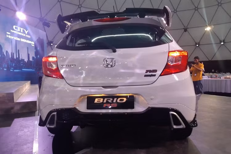 Không dừng ở đó, hãng Honda còn áp dụng sơn ngoại thất phối 2 màu mới cho phiên bản đặc biệt của Brio. Khi mua mẫu xe này, khách hàng Indonesia có thể chọn màu sơn trắng - đen, cam - đen và vàng - đen.