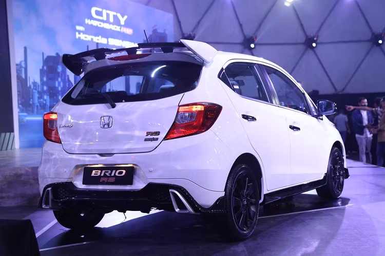 Để làm được điều đó, hãng Honda đã thay đổi nhẹ ở thiết kế ngoại thất của xe. Điểm nhấn đáng chú ý nhất của Honda Brio RS Urbanite Edition 2022 mới chính là cánh gió mui cỡ lớn mới. Tuy nhiên, theo đánh giá của nhiều người, cánh gió mui này có kích thước không thực sự phù hợp với mẫu xe đô thị hạng A như Honda Brio.