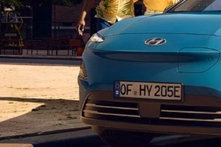 Hiện tại, dòng xe SUV đô thị Hyundai Kona có các phiên bản cực kỳ đa dạng với các bản xăng, dầu, hiệu suất cao Kona N và cả thuần điện Hyundai Kona Electric. Những bức ảnh rò rỉ cho thấy toàn bộ thân xe Hyundai Kona điện 2024 sẽ trở nên góc cạnh và hầm hố hơn so với bản tiền nhiệm.