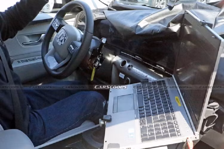 Bên trong cabin, Hyundai Kona Kona Electric mới sẽ có thiết kế tương tự như xe sang với cụm đồng hồ đo kỹ thuật số và màn hình cảm ứng thông tin giải trí lớn được tích hợp trên cùng một bảng điều khiển (khoảng 12,3 inch). Ngoài ra, trên bảng táp-lô còn có sự xuất hiện của những điểm nhấn trang trí bằng kim loại, cửa gió điều hòa thiết kế thanh mảnh.