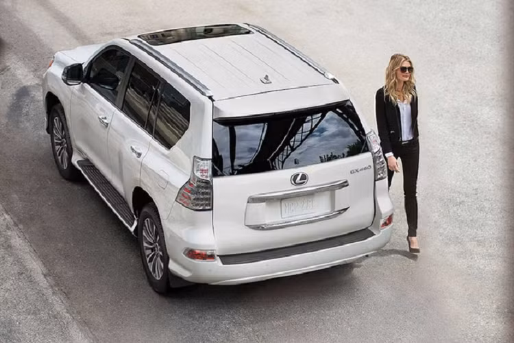 Ở bên ngoài, Lexus GX Black Line 2023 mới được bổ sung lớp hoàn thiện màu tối cho tấm bảo vệ gầm, lưới tản nhiệt, đèn sương mù, cánh lướt gió trên nóc và vây cá mập. Đèn hậu cũng có thêm trang trí màu đen, trong khi bánh xe 18 inch được phủ màu đen bóng tạo thêm điểm nhấn.