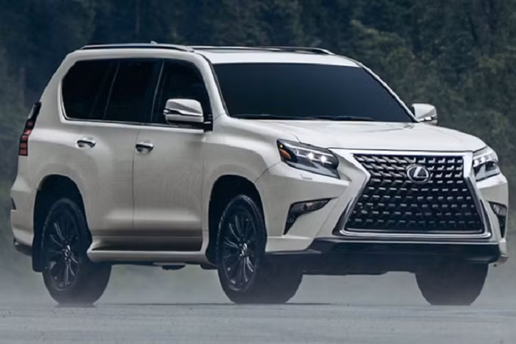 Những chiếc Lexus GX Black Line Special Edition 2023 sẽ đạt tiêu chuẩn với hệ thống camera mắt chim Panoramic View Monitor. Bảng màu ngoại thất được mở rộng với trắng ngọc trai Eminent White Pearl, đen Obsidian và xanh Nori Green Pearl - màu sơn độc quyền của Black Line.