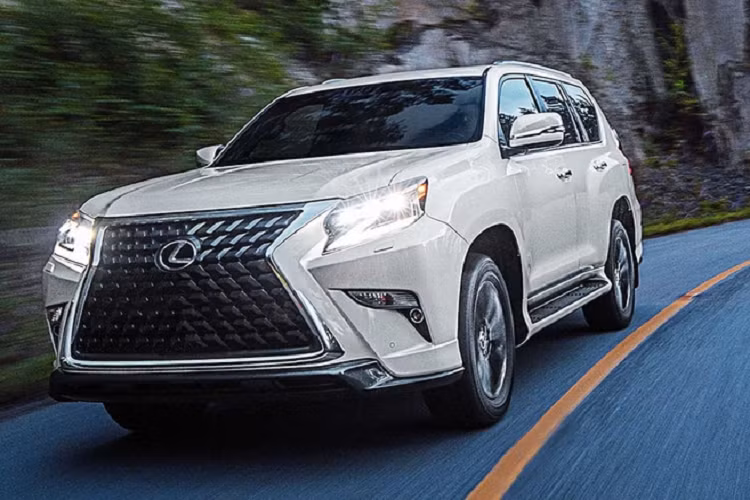 Ngoài việc bổ sung phiên bản Black Line mới, Lexus GX 2023 có rất ít thay đổi, một trong số đó là việc màu sơn trắng Starfire Pearl sẽ được thay bằng màu trắng Eminent White Pearl, trong khi màu đỏ rượu Claret Mica bị loại bỏ hoàn toàn.