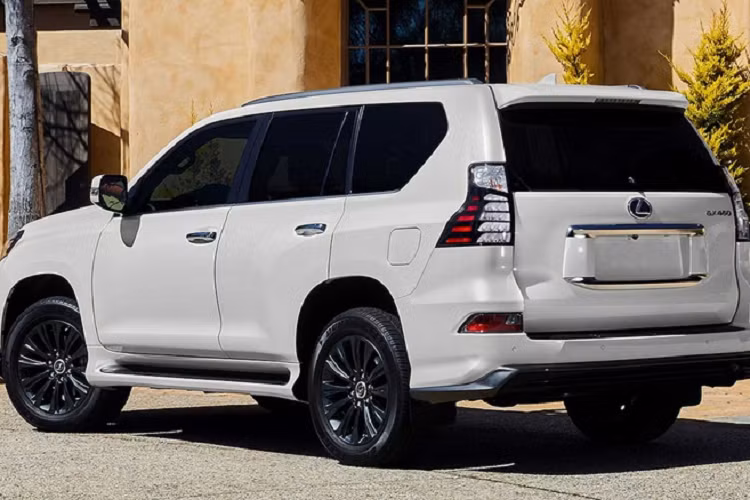 Đối với nội thất, Lexus GX Black Line 2023 nhận được trần xe màu đen, các đường chỉ khâu màu xám và ốp gỗ màu đen Matte Ash Wood trên vô lăng. Xe cũng có các điểm nhấn trang trí ghế ngồi màu Boulder Grey NuLuxe mới.