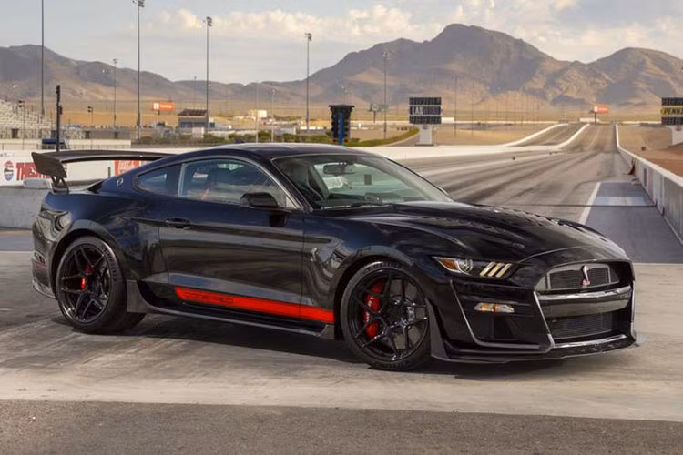 "Siêu rắn" Shelby GT500 phiên bản thường hiện cũng đã có mặt tại Việt Nam và đang nằm trong garage của ông Đặng Lê Nguyên Vũ.