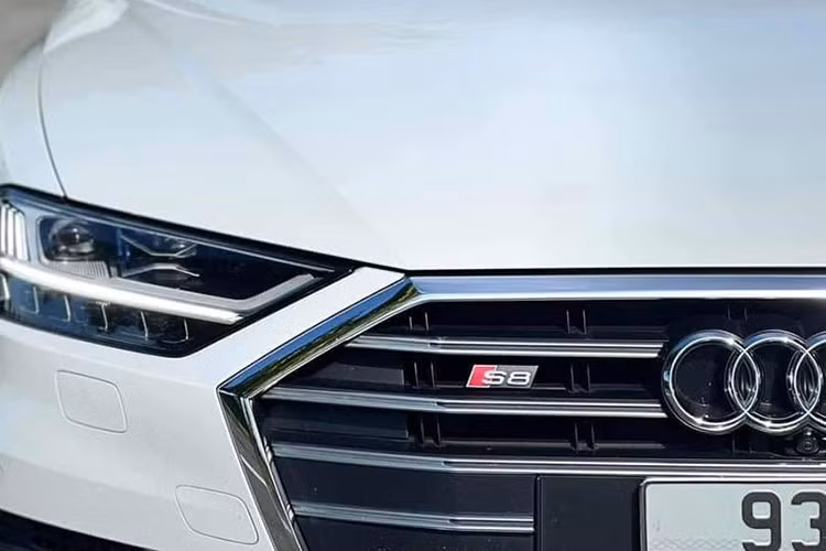 Thông tin rao bán cho thấy, chiếc xe Audi S8 thế hệ thứ 4 đã qua sử dụng này đang được đưa ra khoảng gần 10 tỷ đồng, hiện số đồng hồ công tơ mét của chiếc xe sang hiệu suất cao đỉnh nhất nhà Audi là 18.213 km, được ghi nhận vào ngày 18/8/2022.