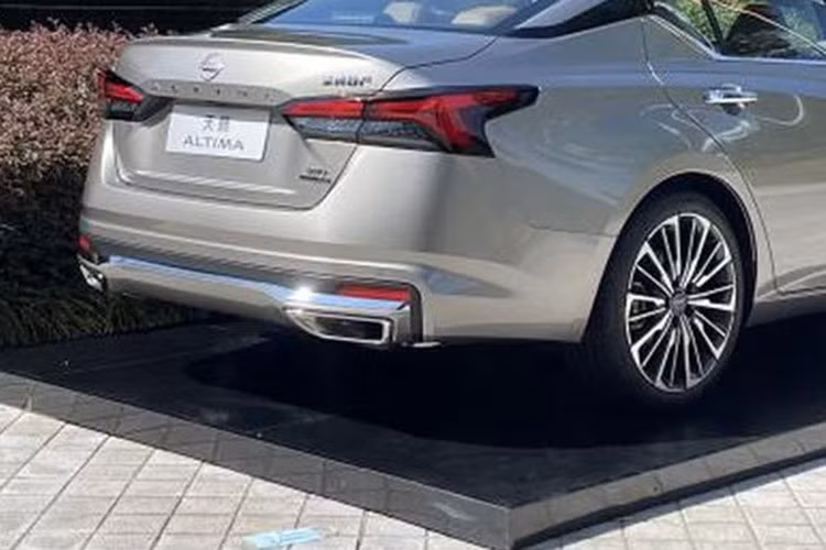 Đồng thời, logo "Altima" cũng được đổi vị trí, từ góc bên phải lên giữa 2 đèn hậu. Cuối cùng là sự xuất hiện của 4 đầu ống xả giả mới, tạo cảm giác thể thao hơn cho xe.