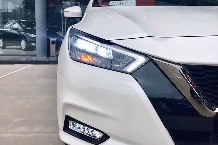 Cụ thể, Nissan Almera 2022 được bổ sung ghế ngồi bọc da, điều hòa có thêm dàn nóng, màn hình giải trí có thêm kết nối Android Auto, tính năng khóa kính tự động và gập gương tự động (khi bật/tắt máy).