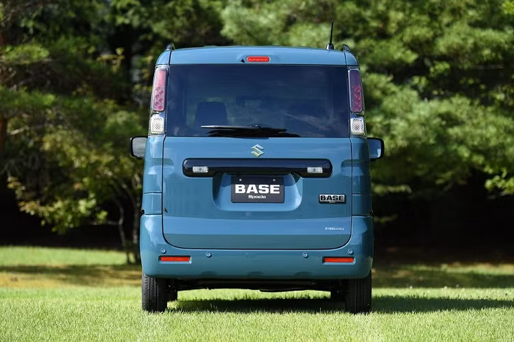 Tại thị trường Nhật Bản, giá xe Suzuki Spacia Base 2023 có mức dao động từ 1.394.800 - 1.667.600 Yên (khoảng 237 - 283 triệu đồng). Xe có tổng cộng 5 màu sơn ngoại thất là xám, xanh dương, vàng, trắng và đen ánh xanh. So với Suzuki Spacia, xe sở hữu những màu sơn ngoại thất tạo cảm giác dịu mắt hơn.