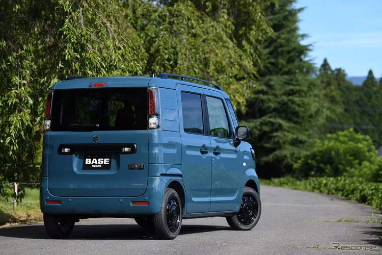 Theo hãng Suzuki, mẫu xe kei car Suzuki Spacia Base 2023 là xe thương mại hạng nhẹ với hàng loạt trang bị riêng phù hợp với các hoạt động ngoài trời như cắm trại hoặc ngủ trong xe.
