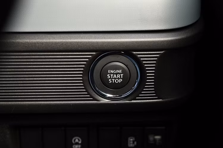 Tương tự nội thất, ngoại thất của Suzuki Spacia Base 2023 cũng có những điểm khác biệt so với Spacia thông thường. Điều này được thể hiện qua thiết kế đầu xe với lưới tản nhiệt cỡ lớn, sơn màu đen, nối liền với cụm đèn pha LED hai bên. Bên dưới là cản trước tích hợp hốc gió trung tâm và 2 đèn sương mù hình tròn.