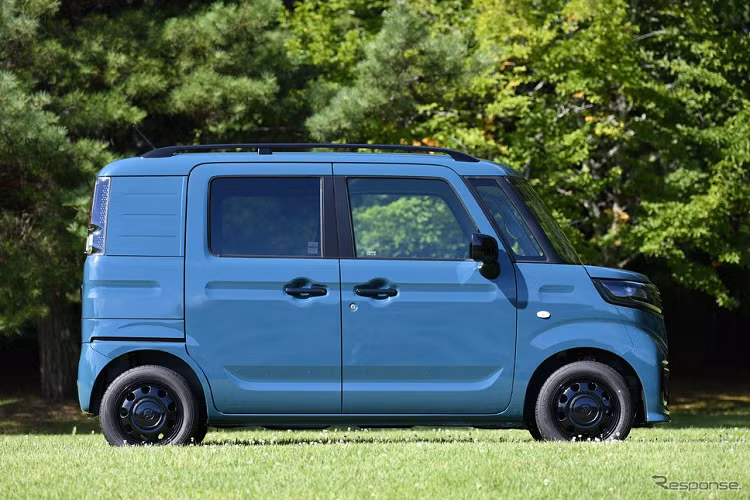 Là xe kei car nên Suzuki Spacia Base 2023 có kích thước nhỏ, trừ chiều cao nổi bật. Cụ thể, xe sở hữu chiều dài 3.395 mm, chiều rộng 1.475 mm, chiều cao 1.785 - 1.800 mm và chiều cao gầm 150 mm. Đáng tiếc là Suzuki Spacia Base 2023 không được trang bị động cơ tăng áp hay mild hybrid như các phiên bản khác.