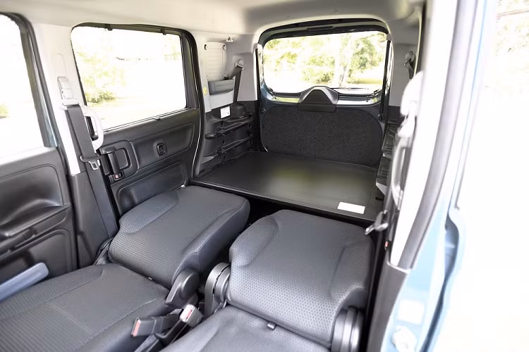 Những trang bị tiện nghi khác của Suzuki Spacia Base 2023 bao gồm nút bấm khởi động máy, tính năng mở cửa không cần chìa khóa... điều hòa tự động, đèn LED nội thất, ghế lái chỉnh độ cao, vô lăng gật gù và kính cửa sổ chống tia cực tím UV/tia hồng ngoại IR.