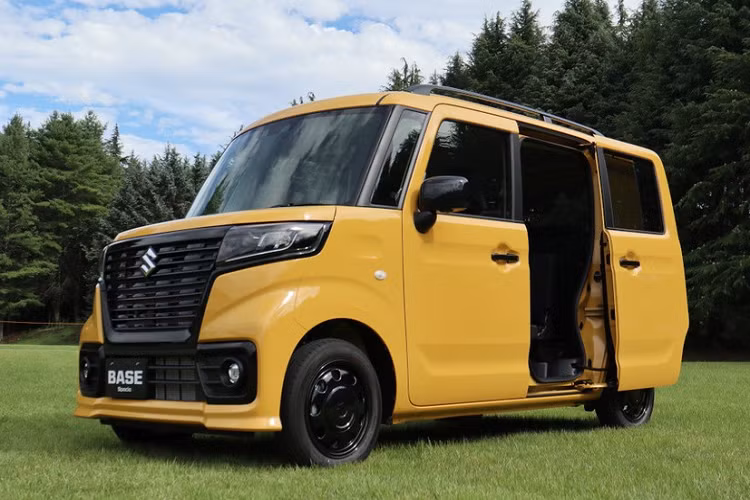 Bên sườn, Suzuki Spacia Base 2023 được trang bị cửa trượt...cũng như bộ vành la-zăng 14 inch, tay nắm cửa, ốp gương ngoại thất và baga nóc màu đen bóng. Trong khi đó, phía sau xe xuất hiện cụm đèn hậu nằm dọc, nẹp màu đen bóng trên cửa cốp tích hợp 2 đèn và đèn phanh trên cao.