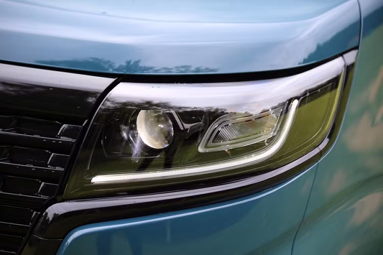 Tuy nhiên, Suzuki Spacia Base 2023 không có màn hình thông tin giải trí. Bên trong bảng đồng hồ của Suzuki Spacia Base 2023 chỉ có màn hình đa thông tin khá nhỏ