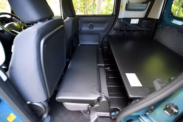 Vì mục đích trên nên khoang hành lý phía sau của Suzuki Spacia Base 2023 được chú trọng hơn cả. Ngoài ra, mẫu xe này được tạo ra với mục đích chỉ phục vụ 1 hoặc 2 người.