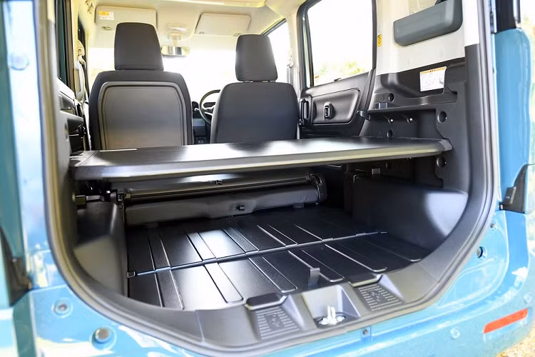 Chưa hết, hãng Suzuki còn trang bị sẵn tấm vách làm bằng nhựa cứng cho Spacia Base 2023. Tấm nhựa này chẳng những chắc chắn mà còn có thể dễ dàng lau chùi. Bên trong khoang hành lý có 3 nấc để đặt tấm vách này.
