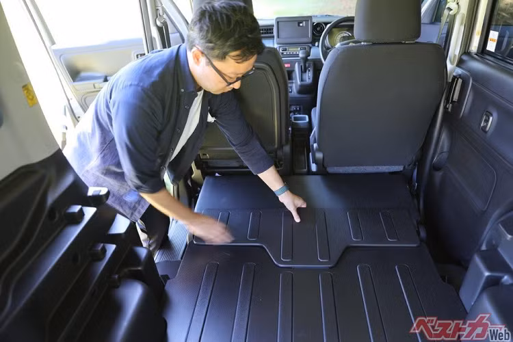 Bên trong Suzuki Spacia Base 2023, hàng ghế sau đã được thu nhỏ lại, chỉ sử dụng trong trường hợp khẩn cấp, nhằm mở rộng khoang hành lý. Không chỉ rộng rãi, khoang hành lý của xe còn có thể sắp xếp theo nhiều cách để tận dụng một cách hiệu quả nhất.