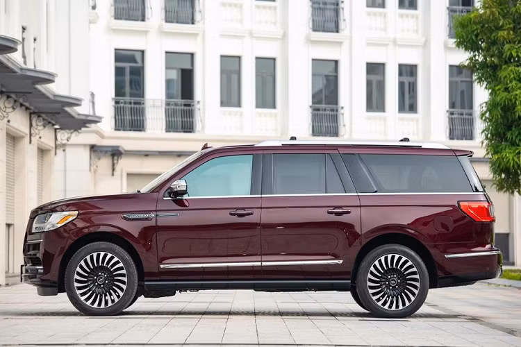Đối thủ chính của Lincoln Navigator tại Việt Nam là những cái tên đình đám như Lexus LX570 Super Sport, Cadillac Escalade, Infiniti QX80 hay Range Rover Autobiography.