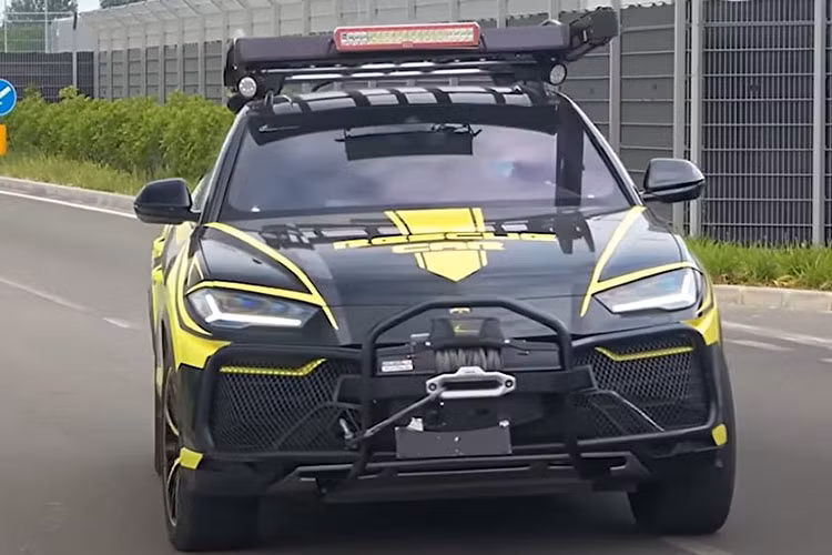 Đối với khung gầm, rất khó để khẳng định liệu Lamborghini có thực hiện bất kỳ sửa đổi hỗ trợ nào cho chiếc Urus này hay không. Nhưng theo hình ảnh có được, khoảng sáng gầm xe có vẻ vẫn được giữ nguyên, cũng như không có sự thay đổi nào ở lốp xe.