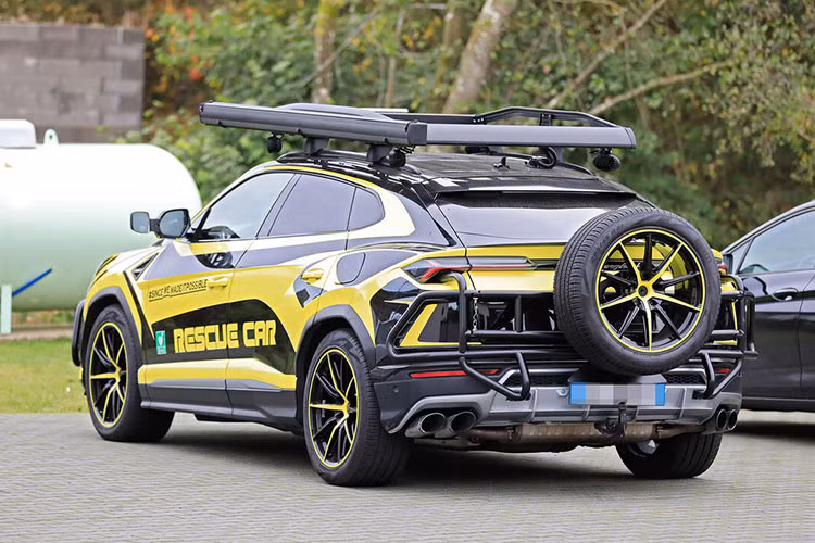 Tuy vậy, Lamborghini đã hiệu chỉnh nó để sử dụng làm phương tiện hỗ trợ cho các tình huống khác nhau. Đây không phải là lần đầu tiên chiếc Lamborghini Urus Rescue mới bị bắt gặp khi đang làm nhiệm vụ hộ tống một chiếc Huracan bản thử nghiệm.
