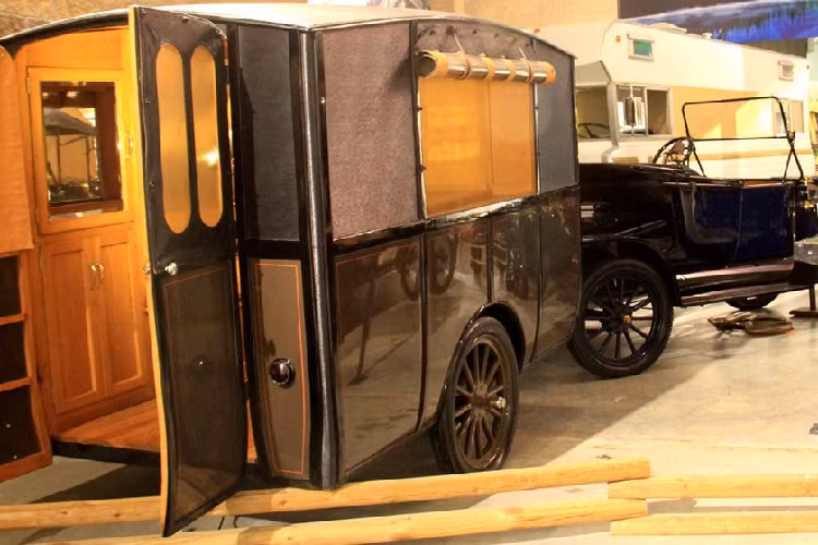 Xe kéo Earl Travel Trailer có nửa dưới được bọc thép, trong khi nửa trên là vải dầu. Các cửa sổ có lẽ đã được làm bằng những tấm đồng và không còn tồn tại theo thời gian. Chiếc xe moóc này đã được phục chế vào những năm 1980, và hiện có các cửa sổ sáng bóng bằng đồng theo đúng thời kỳ, với các tấm rèm chắn bão làm bằng vải bạt.