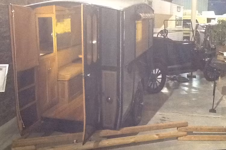 Cả chiếc Earl Travel Trailer 1913 và Ford Model T đều được tặng cho viện bảo tàng bởi Wade Thompson của Thor Industries. Nhìn chung, đây không chỉ là một phần rất quan trọng của lịch sử ôtô mà còn là một chiếc xe moóc gọn gàng và được chế tạo tốt, ngay cả theo tiêu chuẩn ngày nay.