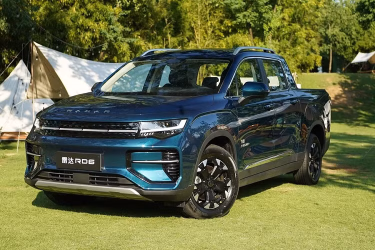 Thùng xe bán tải điện RD6 của Radar Auto được trang bị ổ điện 6kW với một số chế độ phóng điện bao gồm phóng điện tĩnh, điện di động, điện từ xe sang xe (V2V), 220V/10A và 220V/16A. Tổng cộng có sáu cổng nguồn được cung cấp giúp người dùng có thể đi bất cứ đâu mà không lo máy ảnh, máy tính, pin điện thoại bị sập nguồn, khi dã ngoại, đây là nguồn điện có thể thắp sáng vùng tối.