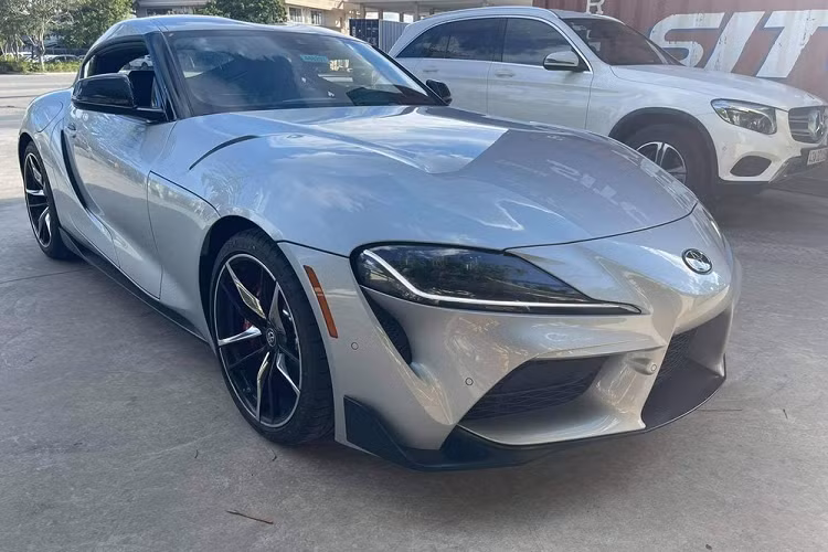 Mãi đến nay, sau hơn 3 tháng xuất hiện tại Việt Nam, chiếc xe thể thao Toyota GR Supra 2020 hàng hiếm này lại bị bắt gặp trong tình trạng khá nhem nhuốc. Cụ thể, xe được để trong 1 bãi xe và không được trùm bạt nên khiến ngoại thất bám bụi dày đặc.