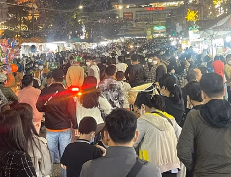 Dong nguoi chen chan o cho dem Da Lat, bien Vung Tau