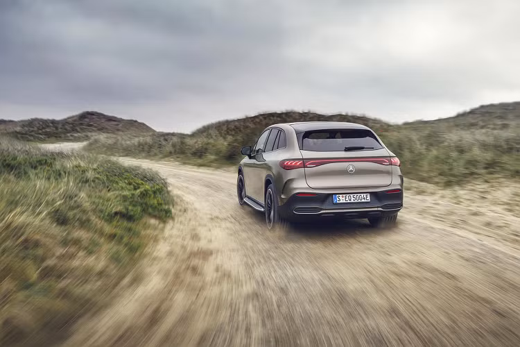 Mức giá xe Mercedes-Benz EQE SUV sẽ được công bố ngay sau khi xuất xưởng từ nhà máy Tuscaloosa, Alabama (Mỹ) vào tháng 12/2022. Những bộ pin dùng cho xe cũng ra đời gần đó, ở nhà máy tại Bibb County nên đảm bảo cho EQE SUV có đủ điều kiện được hưởng mức hỗ trợ tín dụng thuế theo đạo luật Giảm thiểu Lạm phát.